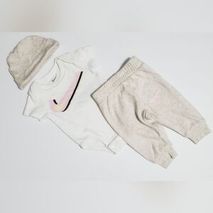 Nike Baby 3Pc Bodysuit, Jogger & Cap Set Size 3 Months